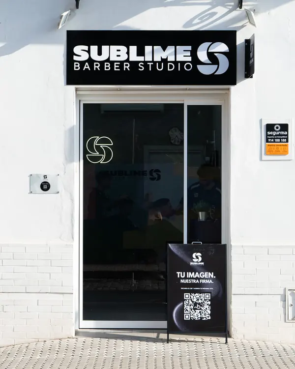 Entrada del estudio en la Calle Cataluña