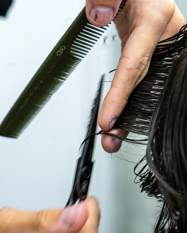 Corte a tijera sobre peine