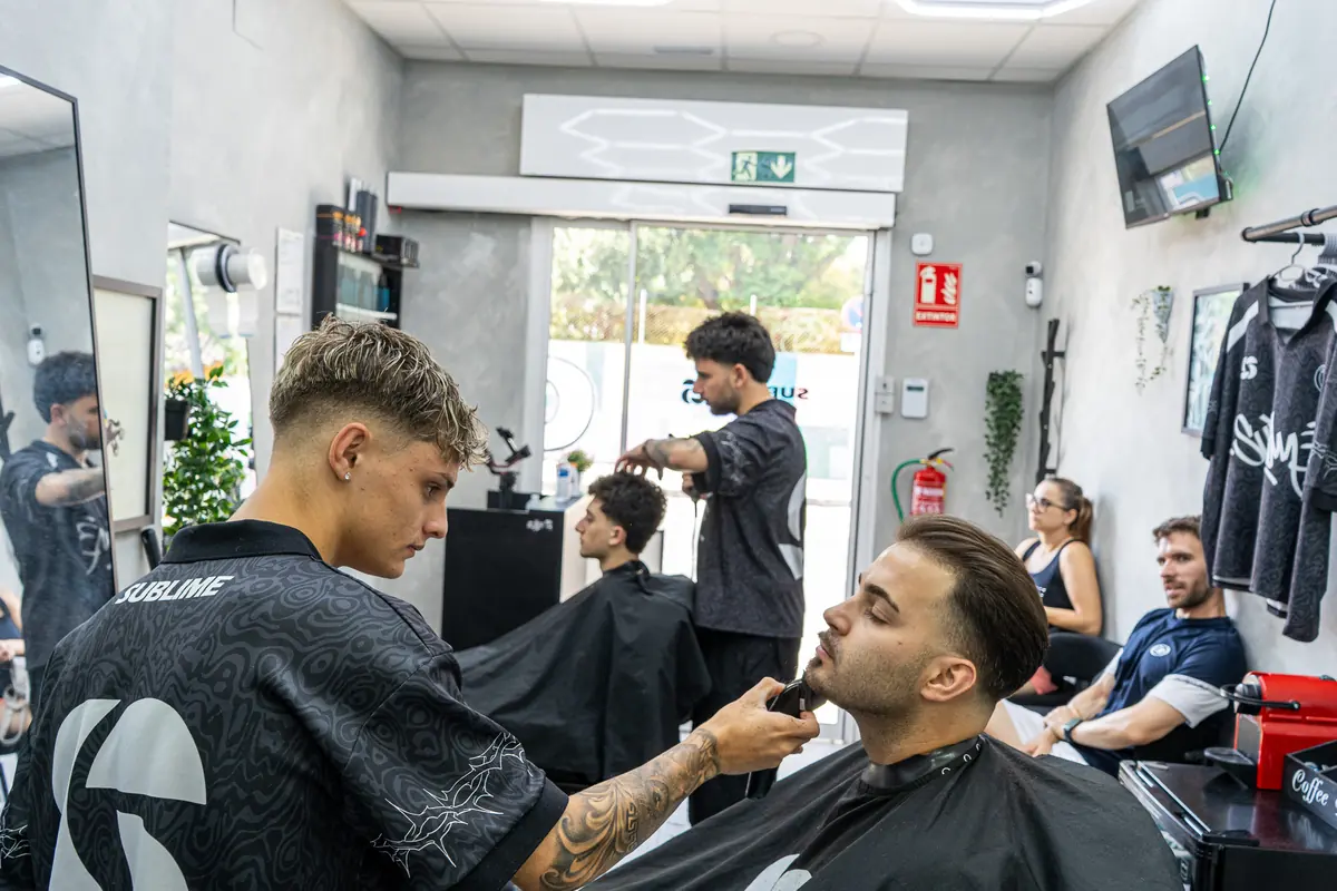 El estudio en plena jornada, con Adri arreglando una barba