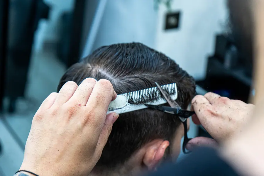 Corte a tijera sobre peine, en primer plano